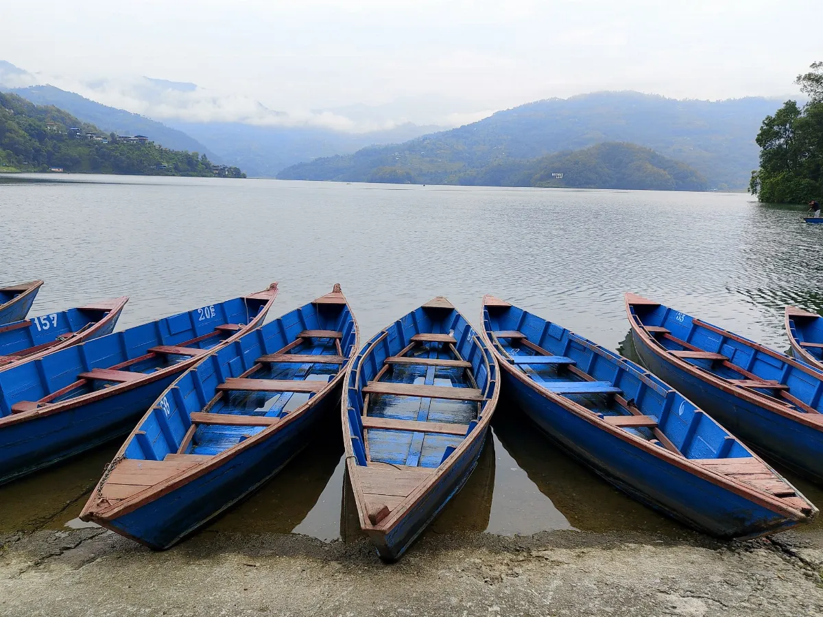 Barcas en el lago de Ooty entre colinas